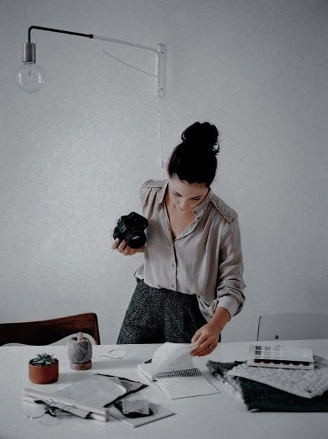 Office Space Photography, Architect Photoshoot Ideas, Creative Art Director Aesthetic, Female Architect Aesthetic, Professional Photographer Aesthetic, Architect Outfit Women, Videographer Aesthetic, Creative Director Aesthetic, Architect Photoshoot