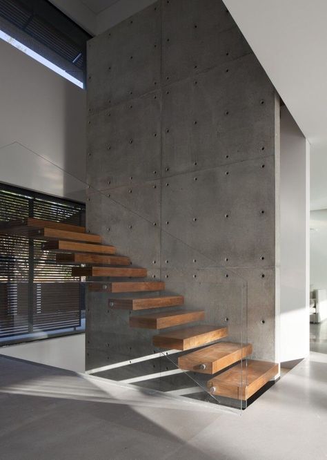 Stairs exposed Furniture Stairs, Grey Inspiration, Stairs Wood, Decorate Furniture, Pitsou Kedem, Concrete And Wood, Contemporary Stairs, Escalier Design, Concrete Walls