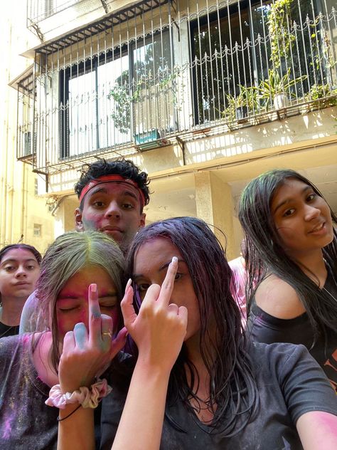 Holi With Friends Aesthetic, Holi Aesthetic, Me Cover Instagram Highlight, Holi Hai, Couples Hidden Face Pics, Holi Party, Best Friend Photography, Pretty Brunette, Snap Friends