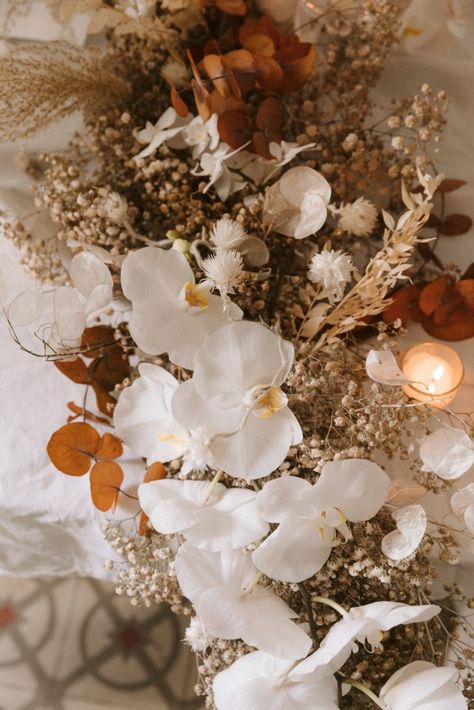 Bridal bouquets and floral decorations for weddings - Savia Bruta Dried Flowers Reception Table, Dry Flowers Centerpieces, Boho Villa, Bright Fall Wedding, Wedding Table Garland, Tall Floral Arrangements, Fall Wedding Tables, Plant Kingdom, Table Garland