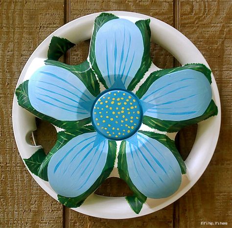 Hubcap Flowers, Hubcap Art, Beer Cap Art, Yard Art Crafts, Recycled Garden Art, Tire Art, Denim Overshirt, Homemade Items, Volkswagen Bug