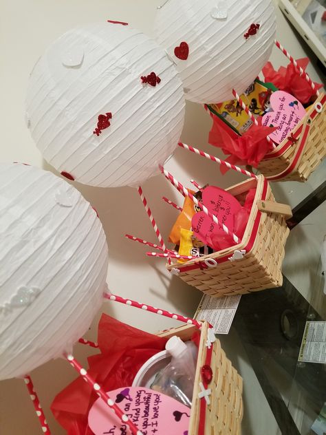 Hot Air Balloon Valentine's Day Baskets Kids Valentine Baskets, Balloons Valentines Day, Girls Valentines Boxes, Hot Balloon, Valentine Card Box, Valentine's Day Treats, Valentines Day Baskets, Valentine Gift Baskets, Valentine's Day Decorations