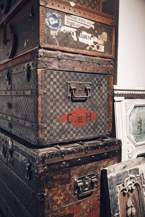 The details of luxury, the beauty of age. Antique Louis Vuitton steamer trunks at Georgia Brown Home Houston. http://www.bdantiques.com/ French Vintage Home Decor, Vintage Home Decor Farmhouse, Vintage Bedroom Decor, Louis Vuitton Trunk, Old Trunks, Simple Home Decor, Old Suitcases, Antique Trunk, Vintage Trunks