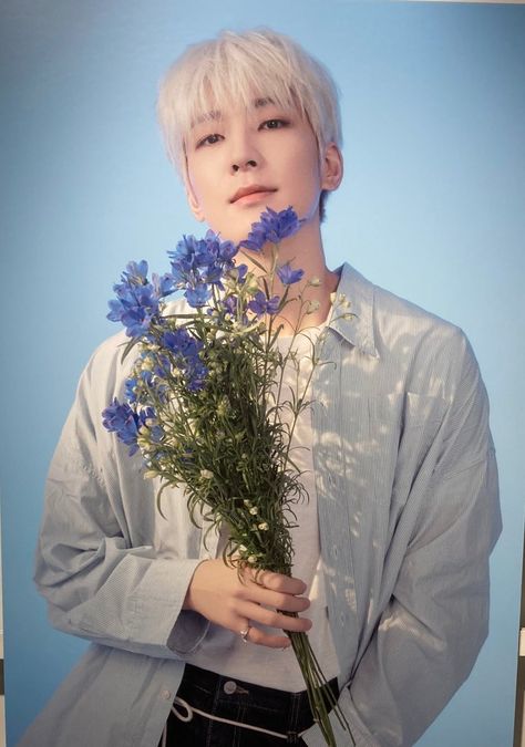 Seventeen With Flowers, Seventeen Flower, Seventeen Minghao, The Moon Is Beautiful, Seventeen Wonwoo, Pop Up Store, Birthday Photoshoot, Seventeen, Photo Ideas