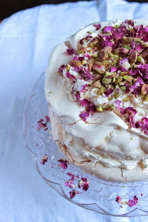 Rose And Pistachio, Rose Pistachio, Pavlova Dessert, Buffet Dessert, Meringue Desserts, Recipes To Cook, Rose Recipes, Pavlova Recipe, Light Desserts