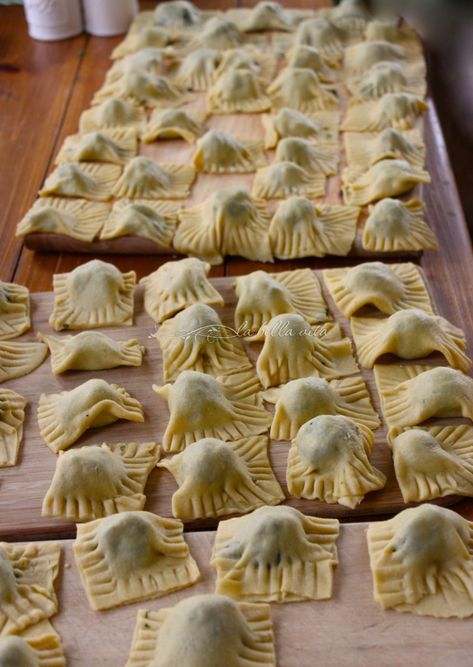 How to Make Hand-Made Italian Ravioli from La Bella Vita Cucina. No molds are necessary to make ravioli when you make them by hand! Home Made Ravioli Recipe, Home Made Ravioli, Italian Ravioli, Pasta Ravioli, Baked Ravioli, Home Made Food, Ravioli Pasta, Food Italian, Homemade Ravioli