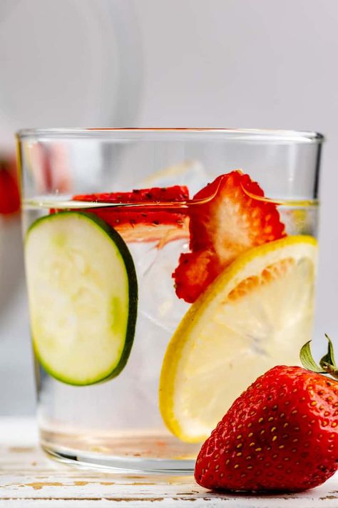 Strawberry Lemon Infused Water, Strawberry Lemon Water, Cucumber And Lemon Water, Lemon Cucumber Water, Mcdonalds Sweet Tea, Aesthetic Snack, Cucumber Infused Water, Cucumber Lemon Water, Healthy Refreshing Drinks