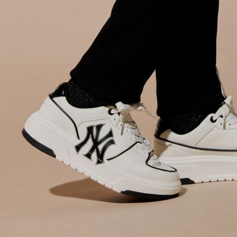 Yankees Shoes, Fashion Leaders, Outfit Korean, Shoe Wishlist, Chunky Shoes, High Shoes, Hype Shoes, Light Blue Jeans, Synthetic Rubber