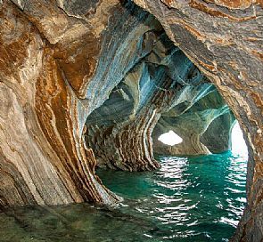 Marble Caves Chile, Marble Caves, Azure Color, Cool Places, Pretty Places, Places Around The World, Places I Want To Go, Blue Water, Amazing Places