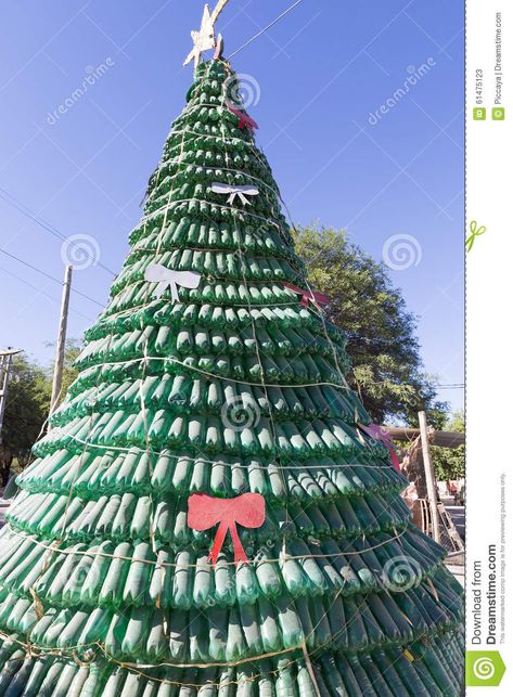 Christmas tree made of green plastic recycled bottles, Argentina Christmas Tree Alternatives, Eco Friendly Christmas Decorations, Recycling Plastic Bottles, Argentina Photo, Christmas Ideas For Boyfriend, Photo Christmas Tree, December Christmas, Eco Friendly Christmas, Alternative Christmas Tree