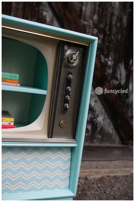 Upcycled Retro Console TV – Tuesday’s Treasures Day Before School, Before School Starts, Retro Console, Console Tv, Small Bookcase, School Starts, Before School, Go Back To School, Furniture Classic