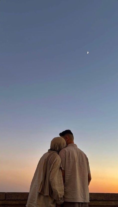 Husband Asthetic Picture, Couple Aesthetic Muslimah Aesthetic, Hijabi Couple Aesthetic, Islamic Aesthetic Pictures, Muslim Couples Aesthetic, Classy Couple Romantic, Quality Time Aesthetic, Husband And Wife Aesthetic, Halal Romance