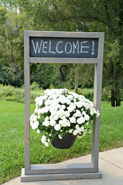 Entryway Chalkboard Sign and Hanging Planter #diy #planter #flower #hanging #garden #decorhomeideas Planter Box Plans, Diy Hanging Planter, Diy Planter Box, Diy Plant Hanger, Diy Workshop, Diy Hanging, Hanging Planter, Diy Planters, Diy Plants