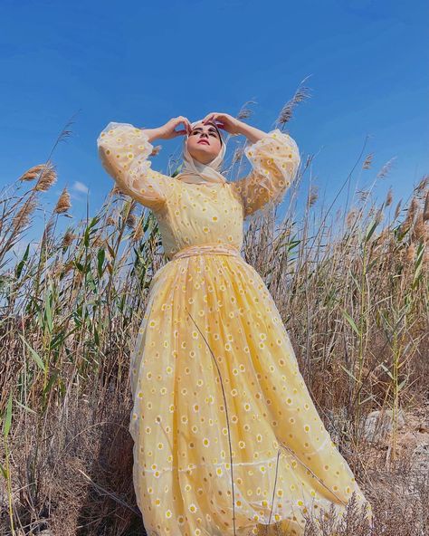 Yellow daisy dress aethetic for hijab Pastel Hijab Outfit, Yellow Hijab, Hijabi Gowns, Pale Yellow Dresses, Dresses Hijab, Style Tutorial, Hijab Style Tutorial, Couple Style, Cute Muslim Couples