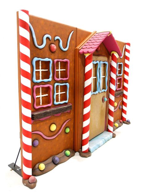 Wall Gingerbread House, Diy Life Size Gingerbread House, Diy Christmas Props, Gingerbread Backdrop, Gingerbread House Props, Gingerbread Christmas House, Gingerbread Porch, Shrek Christmas, Cardboard Gingerbread House