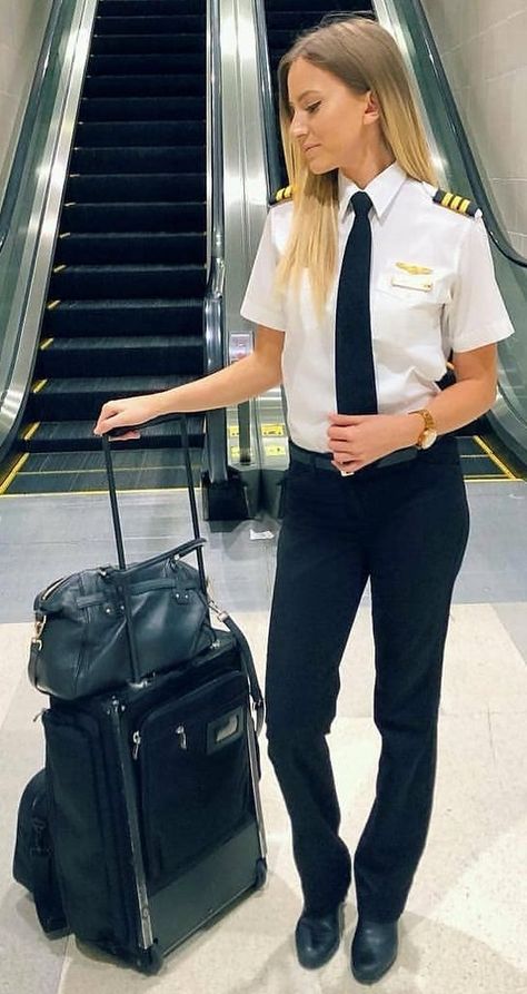 Aviation Uniform Women, Airline Pilot Uniform Women, Pilot Uniform Woman, Pilot Outfit Women, Pilot Woman Aesthetic, Female Pilot Uniform, Lady Pilot, Pilot Life, Carnaval Outfit