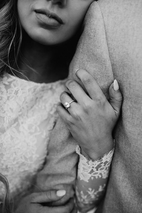 Gorgeous oval wedding ring with lace sleeve details. Shooting Couple, Wedding Portrait Poses, Engagement Pictures Poses, Wedding Picture Poses, Foto Tips, Wedding Photos Poses, Wedding Photography Poses, Photo Couple, Photography Magazine