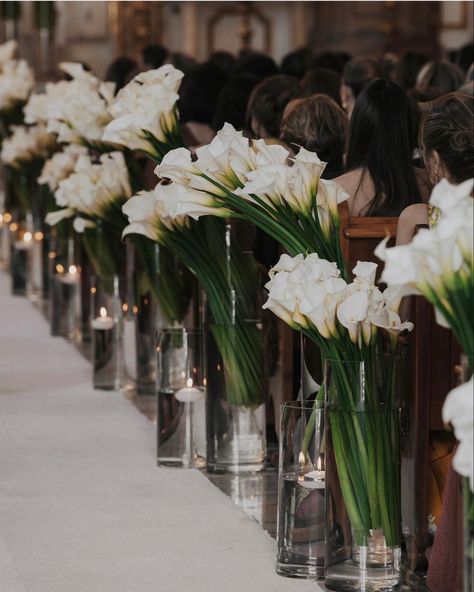 Church Aisle Flowers, Church Wedding Decorations Aisle, Calla Lily Wedding Flowers, Ceremony Decorations Church, Wedding Decor Vases, Church Wedding Flowers, Calla Lily Wedding, Tulip Wedding, Low Centerpieces