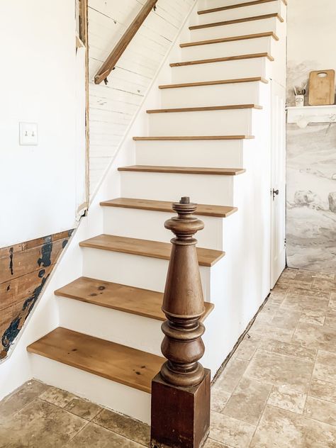 Old Farmhouse Stairs, Staircases Ideas Farmhouse, Old Staircase Makeover, Antique Staircase, Old Farmhouse Renovation, Old Farmhouse Remodel, Open Staircase Ideas, Cottage Staircase, Staircase Renovation