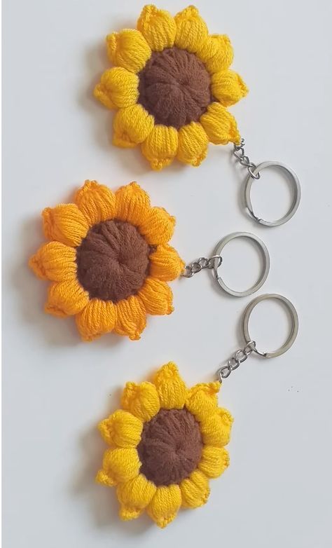 Tutorials & More Crochet Flower Keychain, Keychain Tutorial, Diy Crochet Flowers, Crochet Hot Pads, Mini Sunflowers, Crochet Purse Pattern Free, Flower Keychain, Crochet Disney, Crochet Keychain Pattern