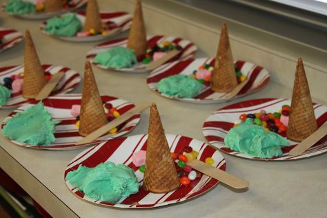 kindergarten christmas party Preschool Christmas Party Ideas, Preschool Christmas Games, Kindergarten Christmas Party, Preschool Christmas Party, Christmas Party Snacks, Unusual Christmas Decorations, Kindergarten Christmas, School Christmas Party, Christmas Party Ideas