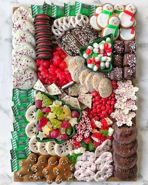 Candy charcuterie board Christmas Candy Charcuterie Board, Candy Charcuterie Board, Candy Charcuterie, Christmas Charcuterie Board, Christmas Party Ideas For Teens, Christmas Charcuterie, Adult Christmas Party, Christmas Platter, Christmas Bucket