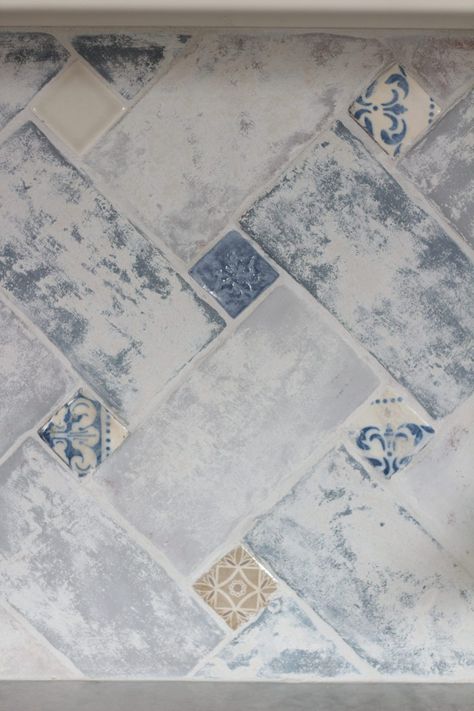 French Country Backsplash, French Country Kitchen Backsplash, French Blue Kitchen, French Country Tile, Kitchen French Country, Country Kitchen Backsplash, Trendy Kitchen Design, French Tile, French Country Blue