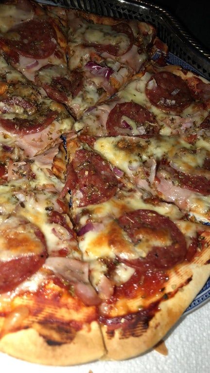 Domino Pizza, Homemade Pepperoni Pizza, Pizza Lasagna, Junk Food Snacks, Food Drink Photography, Delicacy Food, Läcker Mat, Think Food, Food Goals