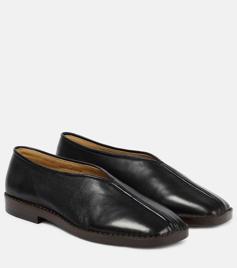 Piped leather loafers in black - Lemaire | Mytheresa Flat Shoes For Women, Shoe Crafts, Designer Flats, Loafers Style, Black Loafers, Leather Slippers, Evening Shoes, Leather Items, Shoe Game