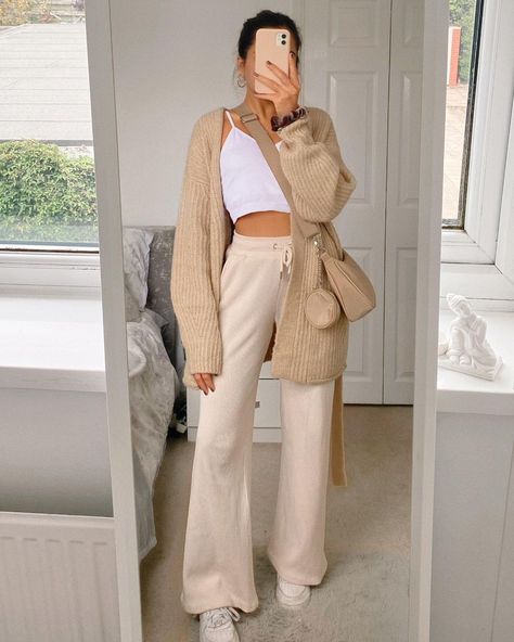 Beige Outfits, Trendy Outfit Inspo, Nude Outfits, Feminine Casual, 70s Inspired Fashion, Beige Outfit, Joggers Outfit, Brown Outfit, Minimal Outfit