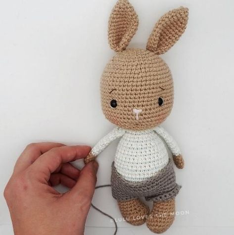 Amigurumi Cute Rabbits Free Crochet Pattern - Amıgurum.com Free Crochet Rabbit Pattern Amigurumi, Amigurumi Rabbit Free Pattern, Amigurumi Body Pattern, Free Crochet Bunny Pattern, Rabbit Crochet Pattern Free, Free Bunny Crochet Pattern, Bunny Crochet Pattern Free, Amigurumi Bunny Free Pattern, Crochet Rabbit Free Pattern