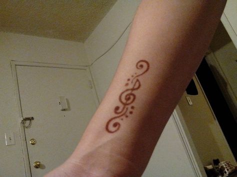 Henna tattoo of fancy music note Henna Music Designs, Music Henna Designs, Body Doodles, Music Lover Tattoo, Summer Henna, Small Henna Designs, Cute Henna Designs, Cute Henna Tattoos, Henna Style Tattoos