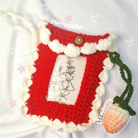 Tutorial to crochet photocard holder Cute Crochet Pouch, Crochet Photocard Holder, Crochet Card Pouch, Photocard Holder, Strawberry Charm, Christmas Pops, Make Tutorial, Crochet Pouch, Crochet Business