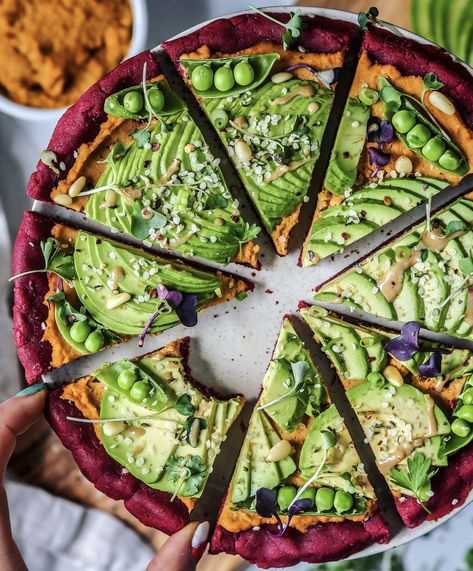 Beet “Falafel” Pizza Crust with Sun Dried Tomato Hummus and Avocado | Star Infinite Food Hummus Pizza, Sun Dried Tomato Hummus, Pizza Healthy, Pizza Vegan, Hummus Ingredients, Savory Treats, Vegan Summer Recipes, Beet Hummus, Pizza Crust Recipe