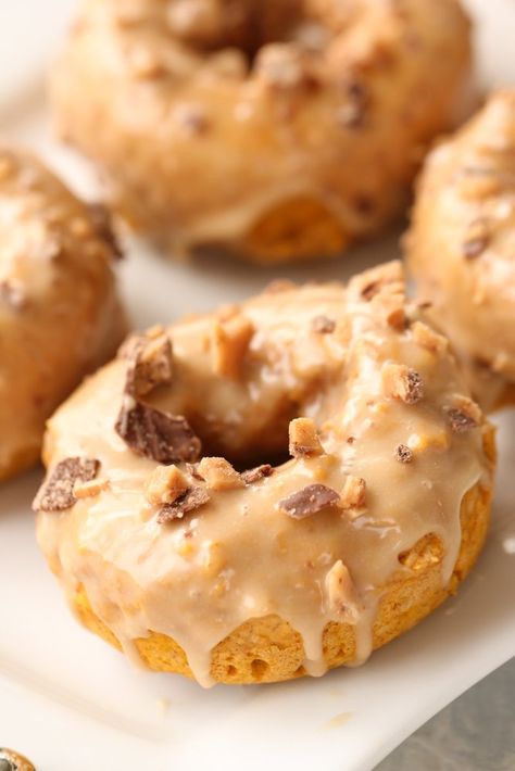 Baked Doughnuts, Baked Donut Recipes, Easy Puff Pastry, Six Sisters Stuff, Six Sisters, Homemade Donuts, Doughnut Recipe, Maple Glaze, Baked Donuts