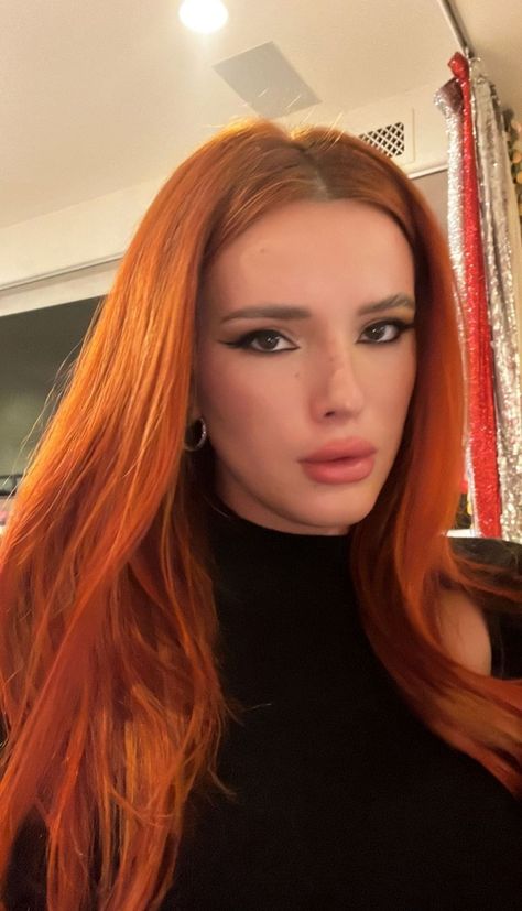 Bella Thorne Hair, Bella Throne, Sydney Sweeney, Photoshoot Bts, Bella Thorne, Alexandra Daddario, Celebrity Makeup, Ginger Hair, Girls Life