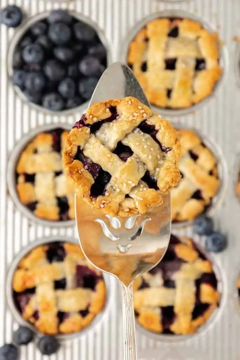 Cupcake Tin Pies, Double Pie Crust Recipe, Mini Blueberry Pies, Chocolate Cheesecake Recipes, Homemade Recipes Dessert, Good Pie, Individual Desserts, Berry Pie, Make Ahead Desserts