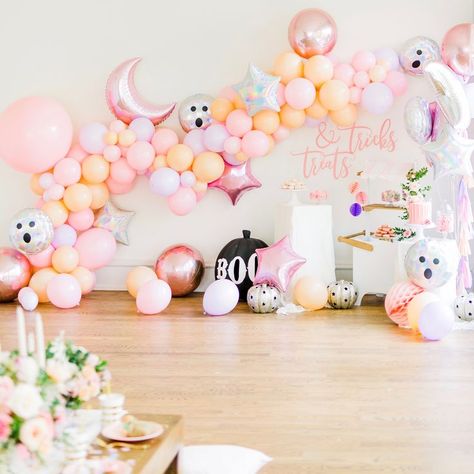 Halloween parties should be equal parts fun, whimsy and spooky, and this one delivers! This pastel Halloween photo shoot, showcasing the sweetest Pottery Barn costumes, includes one of my signs in the adorable set-up. Can you believe it?! From creating during Annabelle’s naps to an item featured in a Pottery Barn photo Fall And Halloween Decor Ideas, Halloween Baby Birthday, Fall And Halloween Decor, Halloween First Birthday, Halloween Themed Birthday Party, Halloween 1st Birthdays, Halloween Decor Diy, Halloween Baby Shower Theme, Halloween Decor Ideas