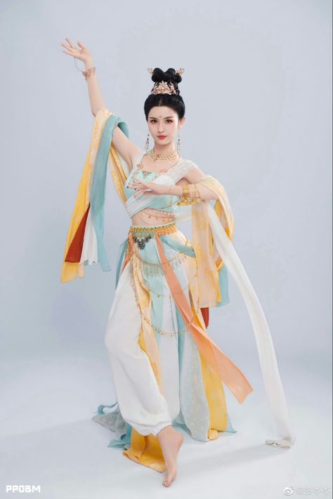 Hanfu Girl, Ancient Chinese Dress, Dunhuang, Chinese Hair Accessories, Chinese Hairstyle, Chinese Clothing, Chinese Dress, Cute Woman, Traditional Outfits