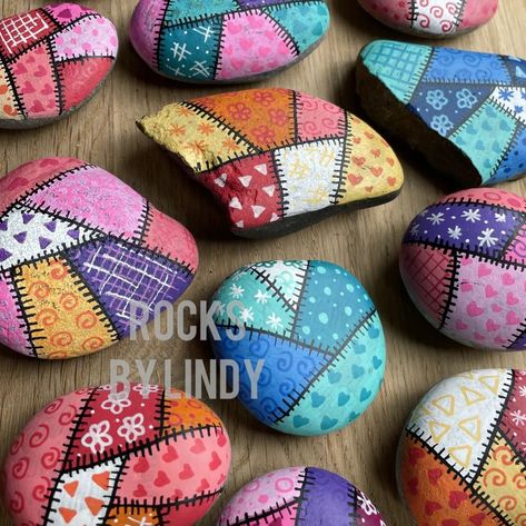 Rocks by Lindy 🇳🇱 on Instagram: “Step-by-step drawing guide for these fun patchwork rocks! ❤ #rockguidesbylindy 1️⃣ Draw some random lines on the rock with a pencil. 2️⃣…” Patchwork Rock Painting, Quilt Rocks Painting, Quilt Rock Painting Ideas, Patchwork Painted Rocks, Patchwork Drawing, Random Lines, Rock Designs, Diy Paintings, Stone Ideas