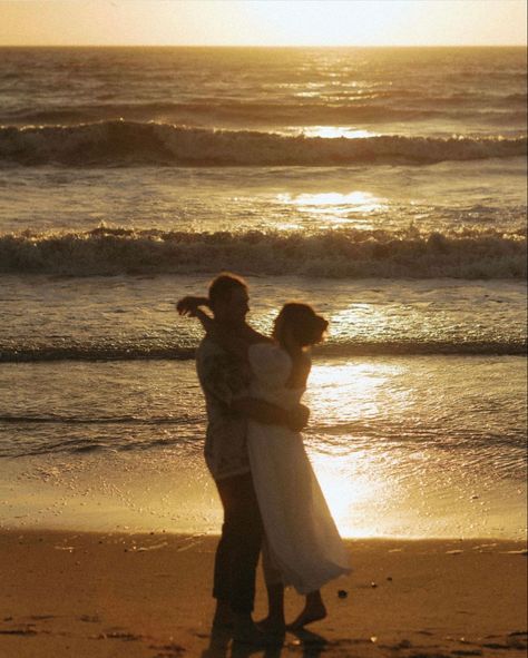 Sunrise Beach Engagement Photoshoot, Sunrise Couple Pictures, Sunset Beach Engagement Photos, Sunrise Couple Photography, Sunset Beach Couple Pictures, Winter Beach Engagement Photos, Beach Pre Wedding Shoot, Engagement Photos Sunset, Sunrise Couple