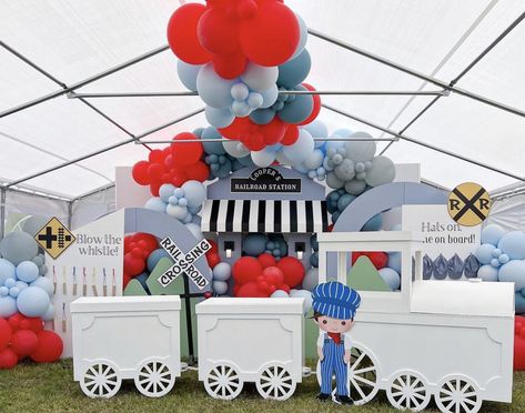 Train Backdrop Party, Modern Event Decor, Train Birthday Party Decorations, Train Theme Party, Train Birthday Theme, Train Theme Birthday Party, Thomas The Train Birthday Party, Decor Balloons, Train Christmas