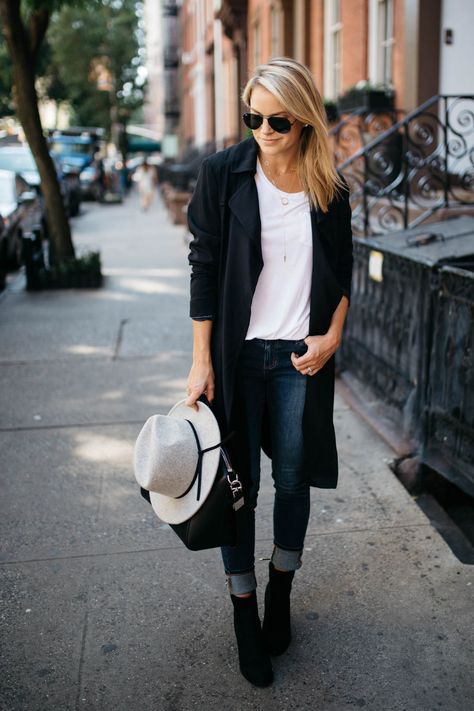 Black trench coat + white t-shirt + skinny jeans + black suede booties How To Wear Black Trench Coat, Coat Outfit Casual, Styled Snapshots, Style Hacks, Black Trench Coat, Womens Black Booties, Trench Coat Outfit, Classic Style Outfits, Coat Outfit