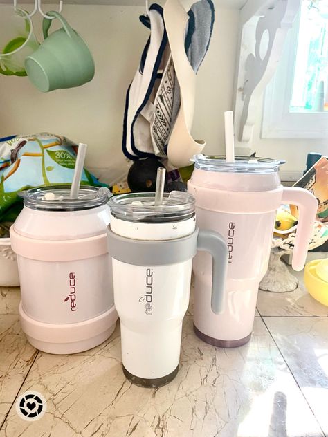 Tumbler Cups Aesthetic, Aesthetic Tumbler Bottle, Reduce Tumbler, Trendy Water Bottles, Modern Kitchen Accessories, Cute Furniture, Cute Water Bottles, Stanley Tumbler, Mug Tumbler