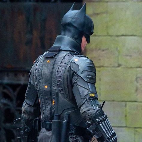 Batman Suit Concept, Suit Reference, The Batman 2022, Tactical Suit, Batman 2022, Batman Suit, Comic Con Costumes, Batman Armor, Danmachi Anime