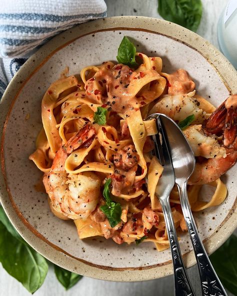 Creamy Tomato & Shrimp Pasta — Daniela's Dish Pasta Vodka Sauce, Tomato Shrimp Pasta, Pasta Alla Vodka, Burrata Recipe, Vodka Sauce Pasta, Healthy Entrees, Sunday Sauce, Alla Vodka, Italian Pasta Dishes