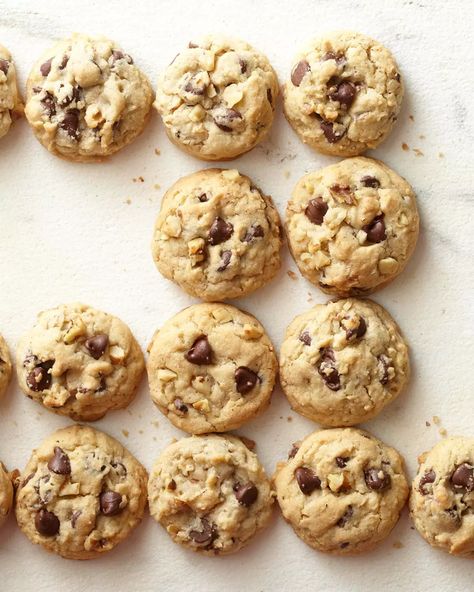 Our Best Basic Chocolate Chip Cookies Chocolate Chip Cookie Pizza, Basic Chocolate Chip Cookies, Simple Chocolate Chip Cookie Recipe, Fall Cookie Recipes, Giant Chocolate Chip Cookie, Easy Chocolate Chip Cookies, Favorite Cookie Recipe, Dessert Aux Fruits, Chocolate Chip Cookie Bars