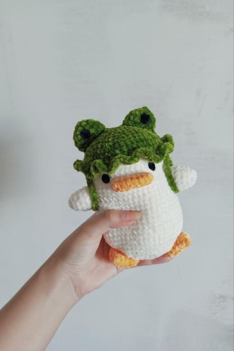 A crochet duck plushie wearing a frog hat being held by a hand on a white background Frog Hat Crochet, Duck With Hat, Crochet Frog Hat, Plushies Crochet, Crochet Duck, Frog Hat, Little Hat, Crochet Frog, Velvet Hat