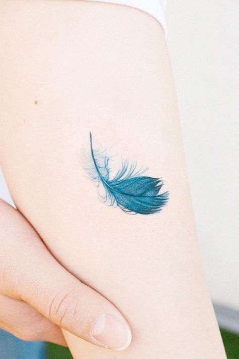 Feather Tat, Phoenix Feather Tattoos, Eagle Feather Tattoos, Feather Tattoo Wrist, Small Feather Tattoo, Feather Tattoo Colour, Small Feminine Tattoos, Feather Tattoo Meaning, Vogel Tattoo