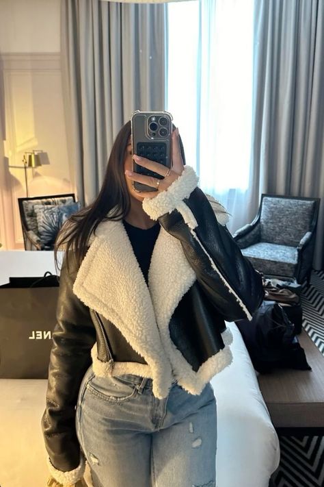 Thermal Outfit Woman, Cropped Fuzzy Jacket Outfit, Lake Tahoe Outfits Winter, Cute Nyc Winter Outfits, Leather Fur Jacket Outfit, Winter Asthetics Outfit, Fur Leather Jacket Outfit, Cropped Fur Coat Outfit, Winter Leather Jacket Outfit